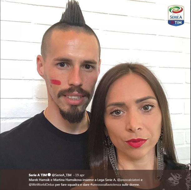 Tantissime le foto dei giocatori con le compagne sul profilo Twitter della Serie A. Qui Marek Hamsik
